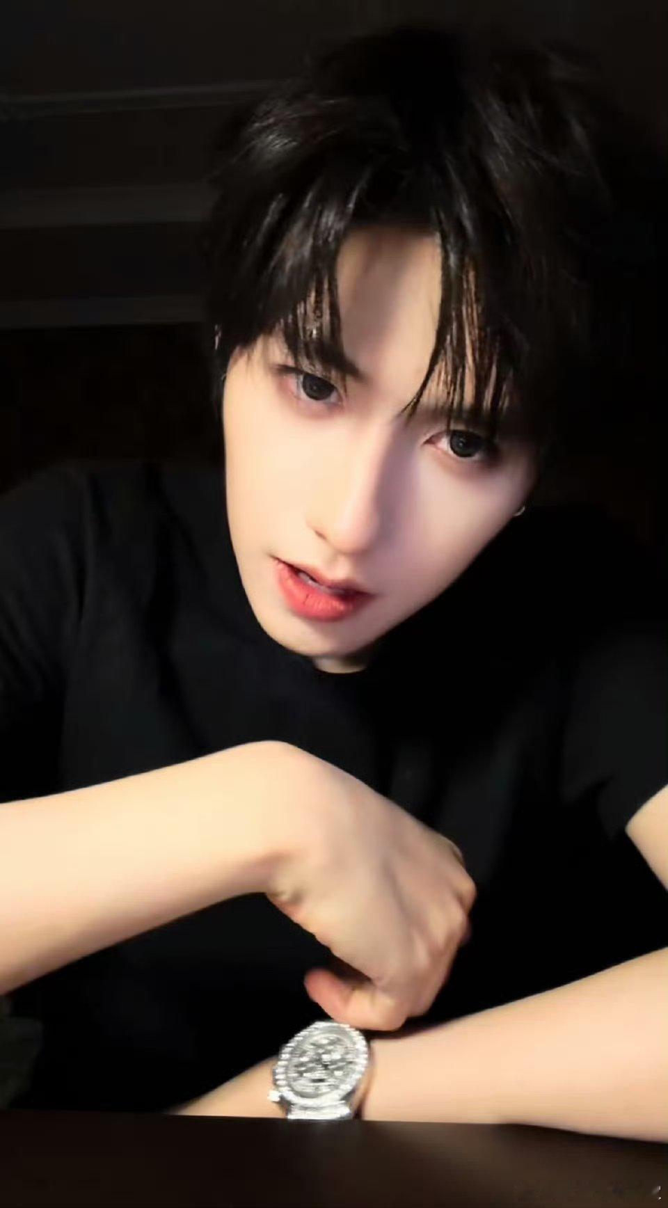 恭喜朱志鑫nobody but you女团舞官抖发布20小时点赞量破百万！太帅了