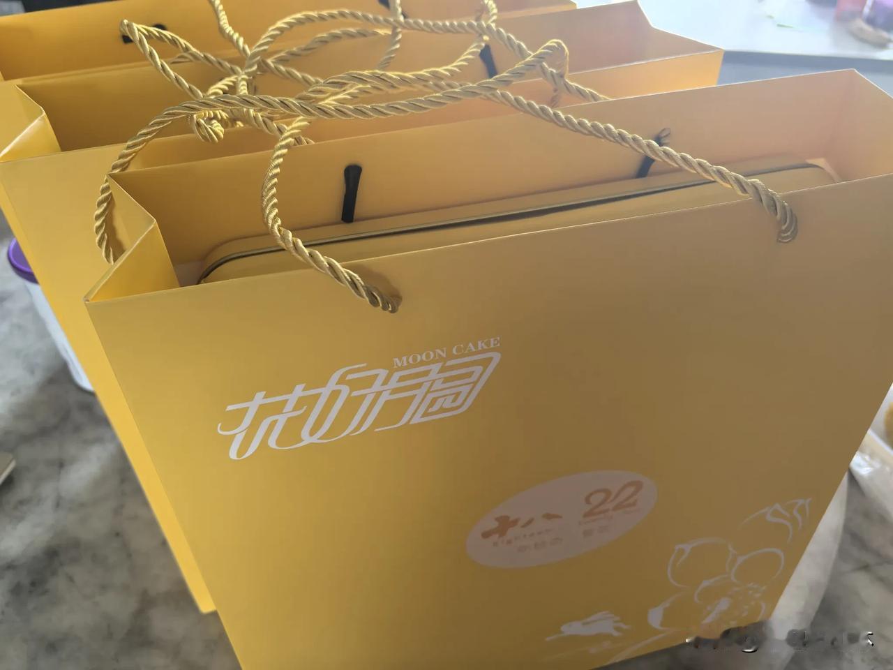 中秋将近，小姨子托我出面，宴请她与同学。我本事务冗杂，无暇张罗，起初意欲推辞，转