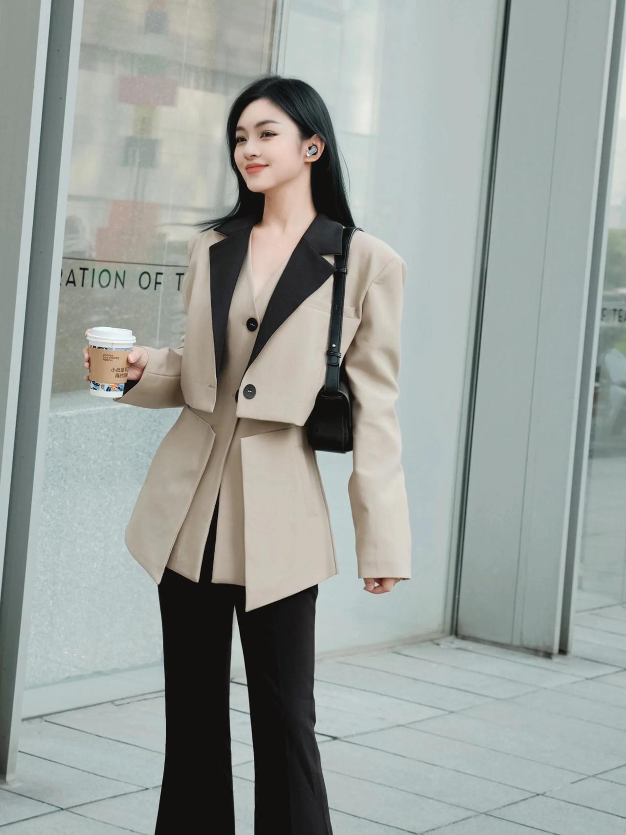 时尚#是生活的灵感#时尚精致的美女# 时髦职业装穿搭