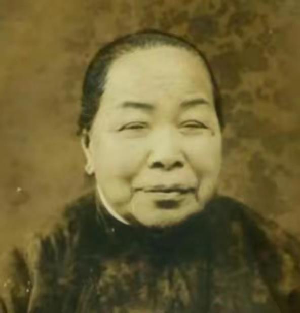 1963年，94岁的蒋妙月跟中央提了桩小事：想去台湾见侄子蒋介石。主席听完直接点