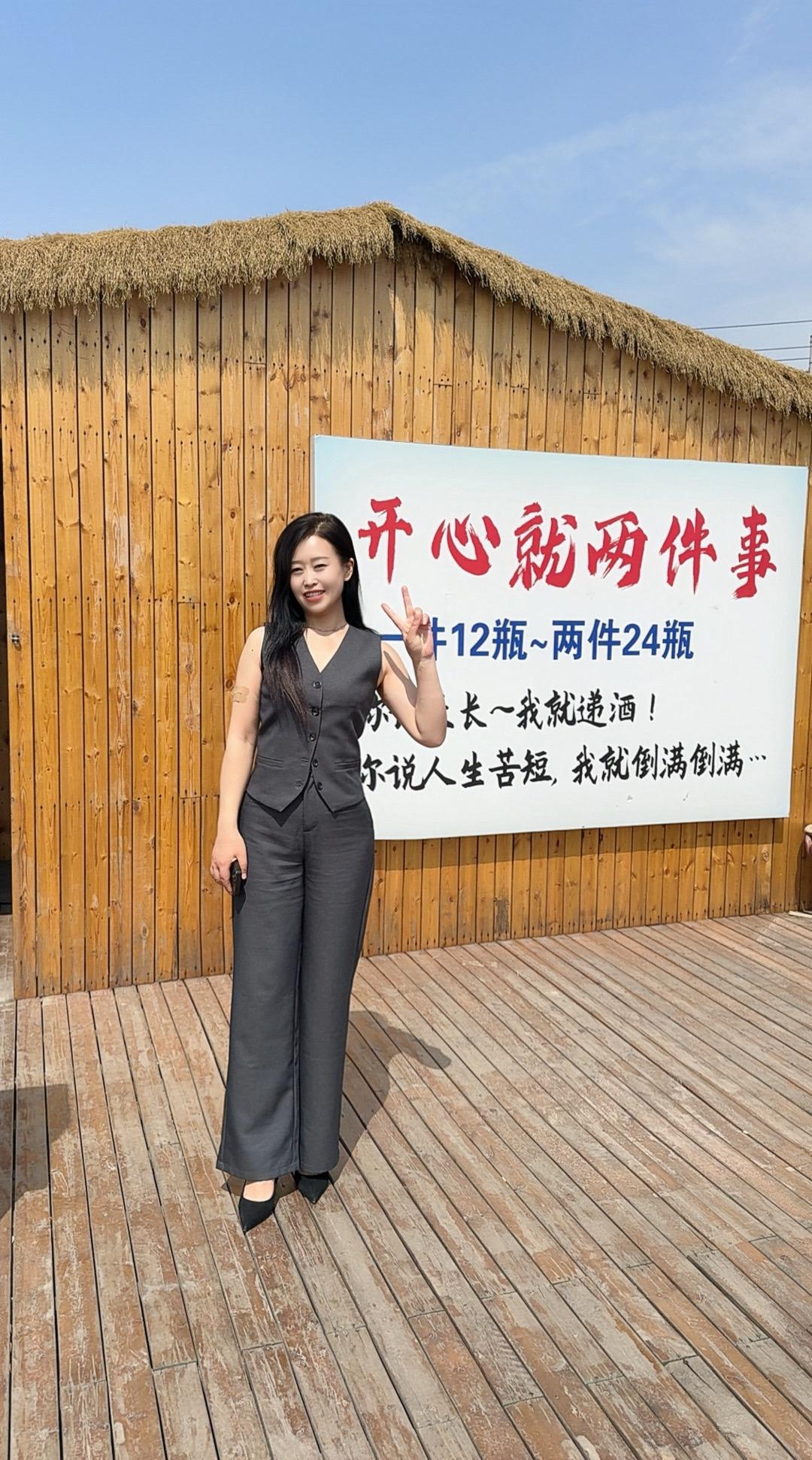 开心就两件事：赚钱，然后为自己尽兴。人生苦短，杯子倒满。不讨好世界，只敬这烟火人