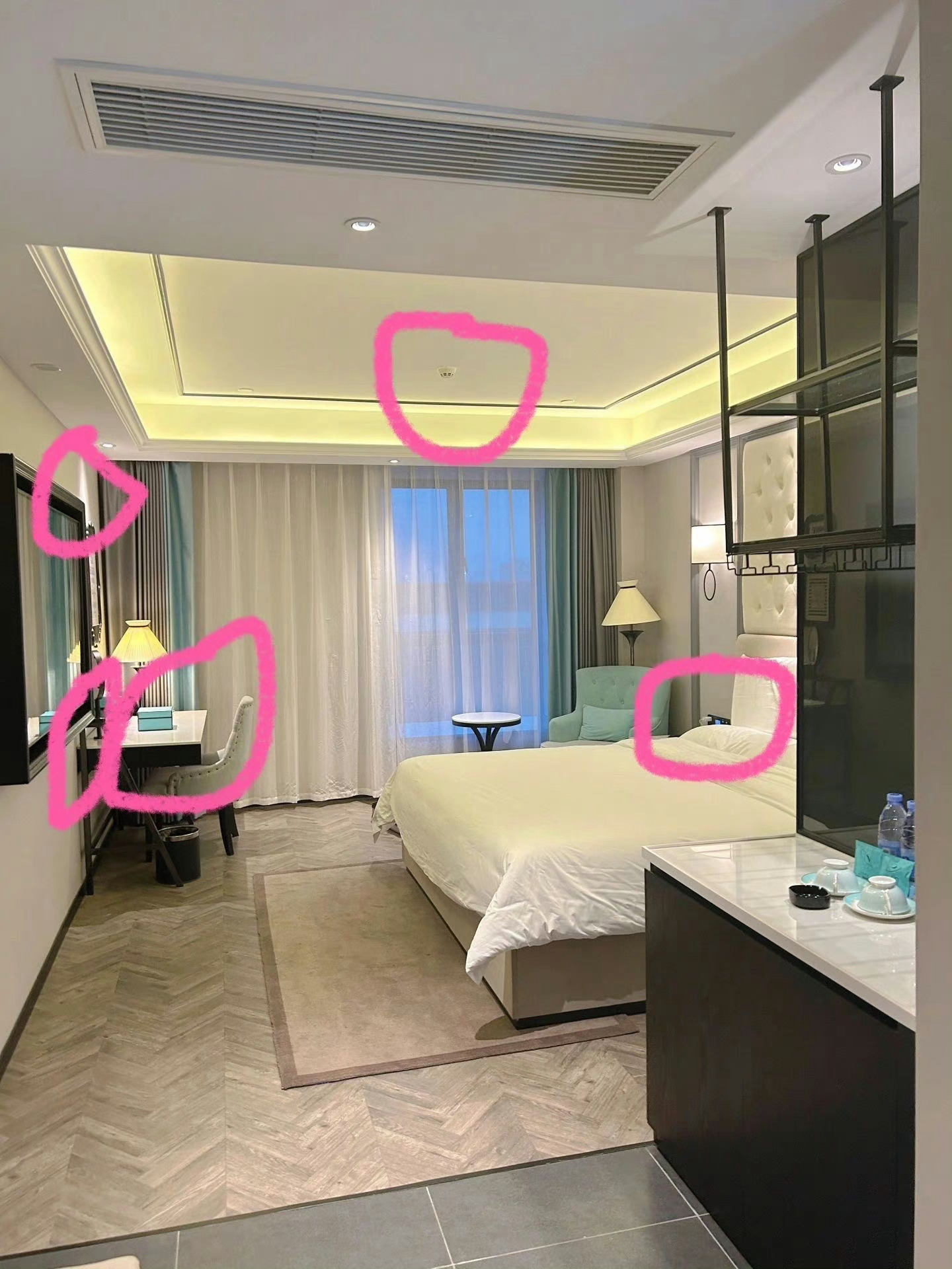 出门在外住酒店一定要自查摄像头！ 可能出现的地方： 1、挂钩，插座，卡通玩偶 2