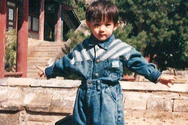 难得一见，迪丽热巴小时候简直萌翻了！她出生在新疆，从小就有着异域风情的美貌。小时