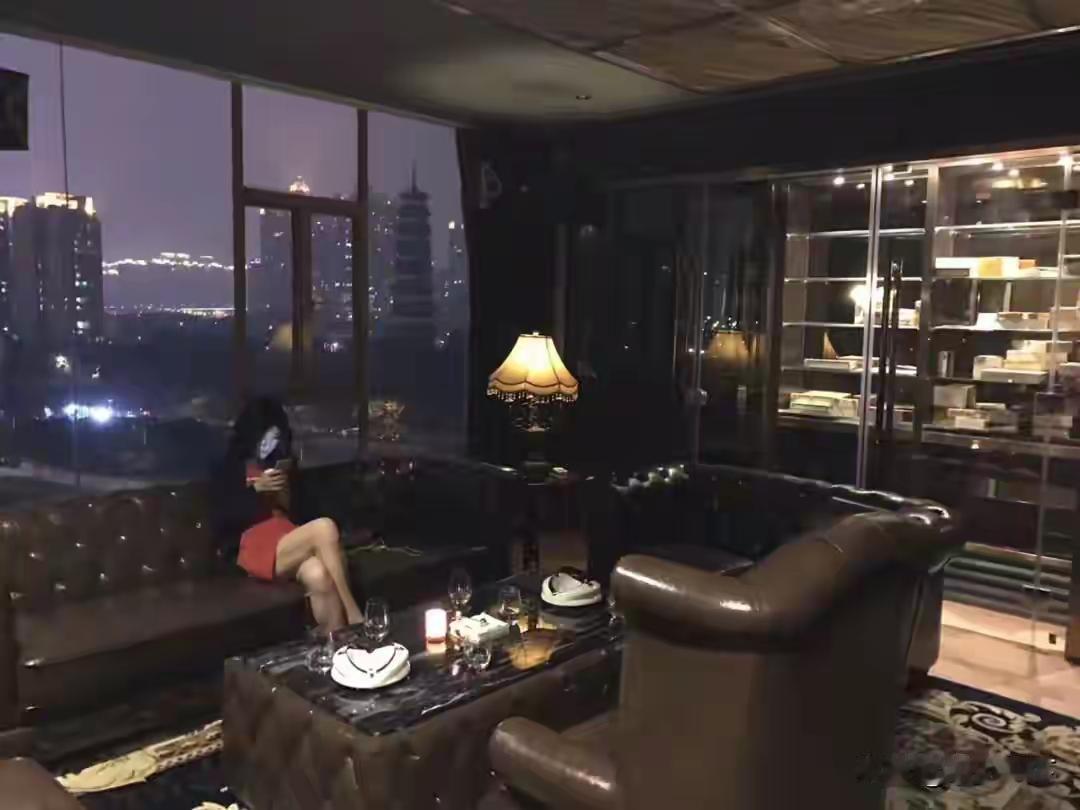 广州凌晨的街头依旧热闹，不少年轻人还在各类场所里社交往来，他们的生活状态，也悄悄