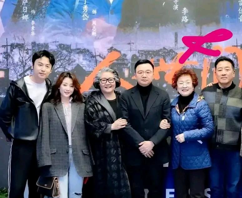 六位都是实力派。只认出了中间三位分别是萨日娜，导演李路，还有宋春丽，左边和右边的