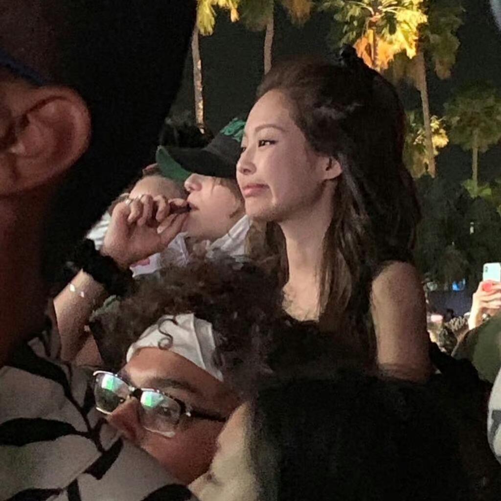 在科切拉音乐节被偶遇的jennie，她真的不会放弃她的高颅顶 