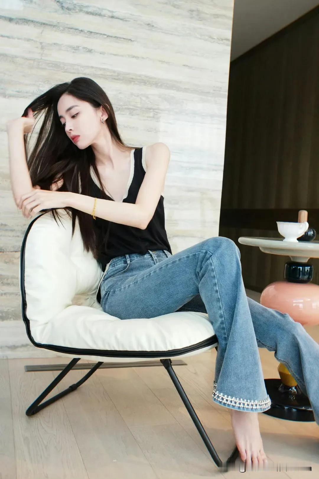 娜扎轻抚发梢间，随性优雅