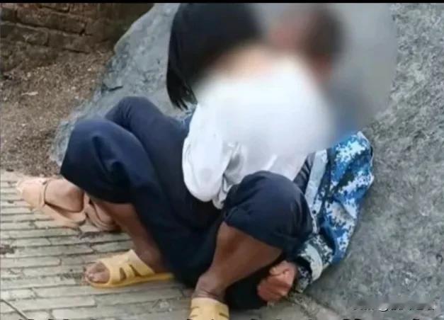 曝广西贺州钟山县一名没有妈妈（改嫁）的女孩经常坐在光棍汉怀里被其摸屁股猥亵。
