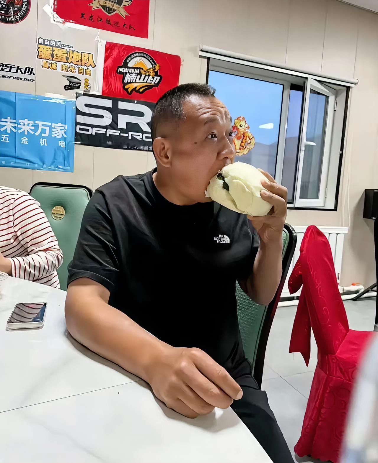 什么叫修养。
​这就是修养。
​不是挥金如土，而是有钱了还懂体谅小人物的不易，多