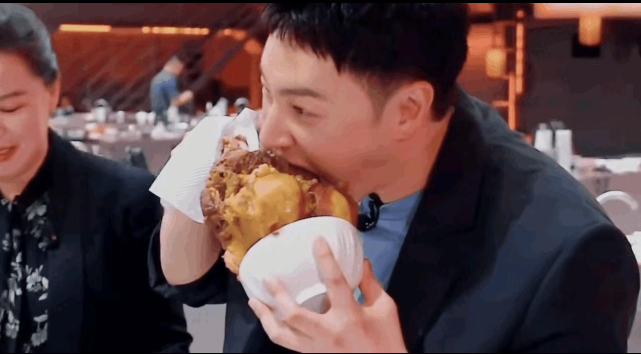 潘玮柏碍于身份只吃了三碗 潘玮柏是对食物最虔诚的人🍜，什么身份啊感觉不用管了哈