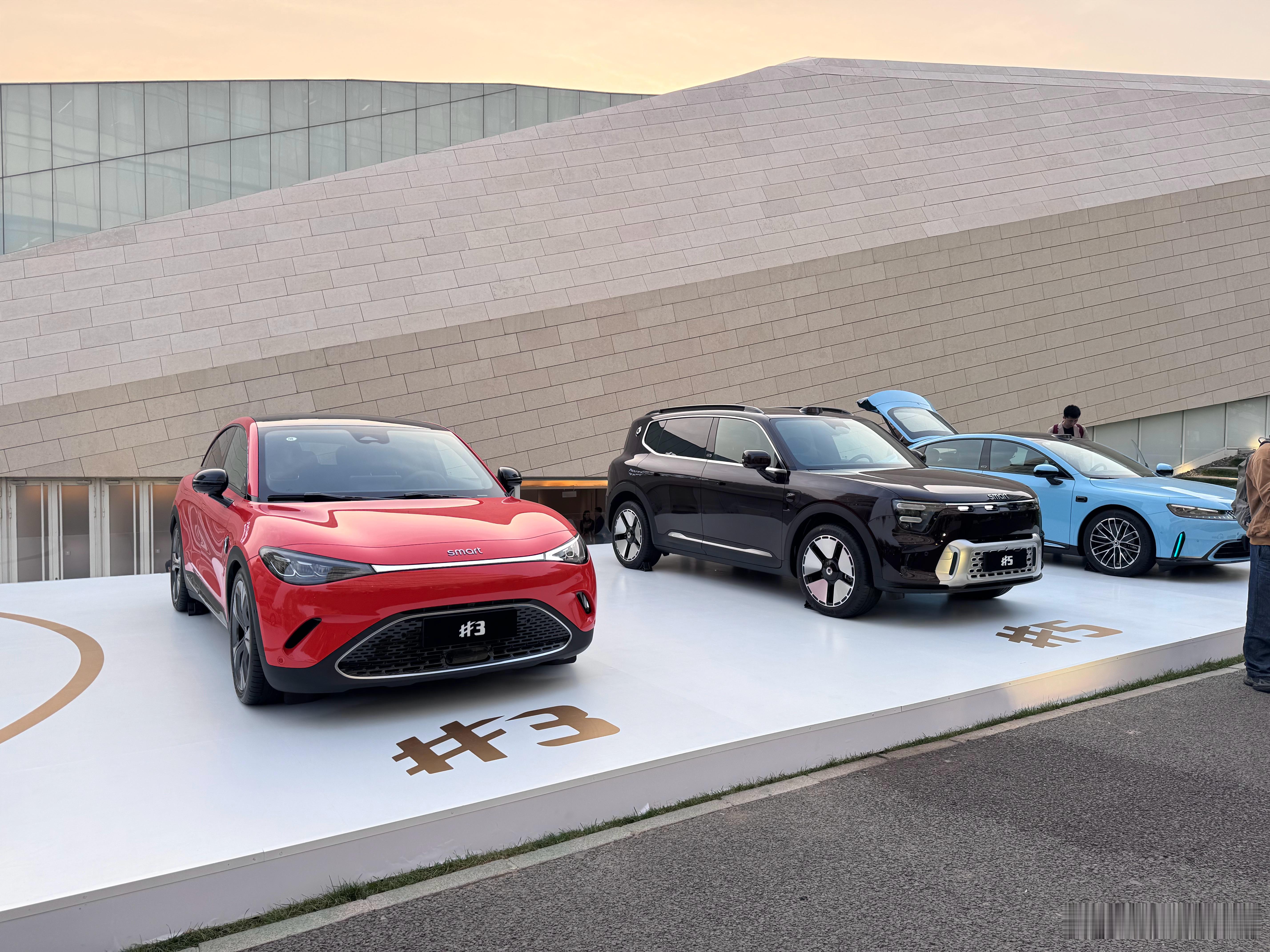 来smart品牌之夜，这还是我第一次见到smart精灵6实车，这个蓝色很年轻，B