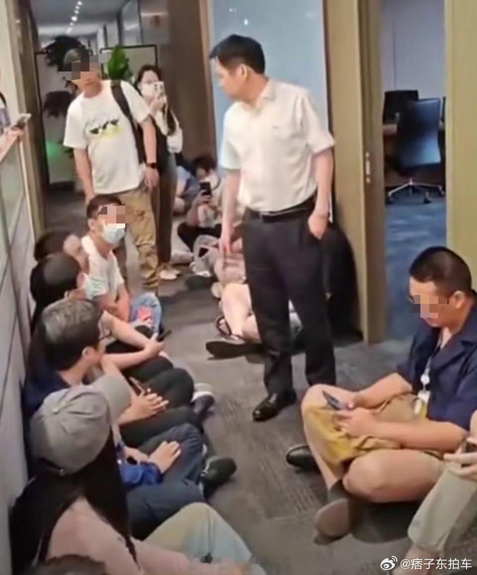 哪吒汽车ceo被员工围堵讨薪 不懂就要问，原来那个CEO张勇跑哪儿去了？红衣男子