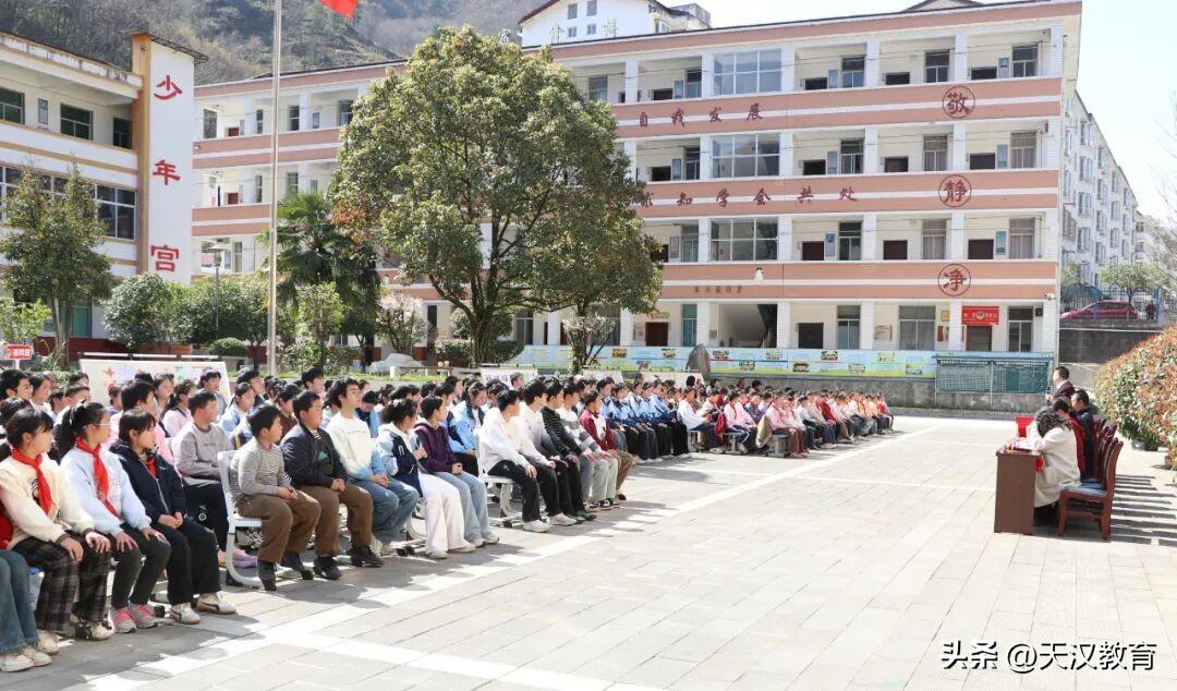 3月11日，留坝县道中小学隆重举行开学典礼暨中考百日誓师大会。14时20分，典礼