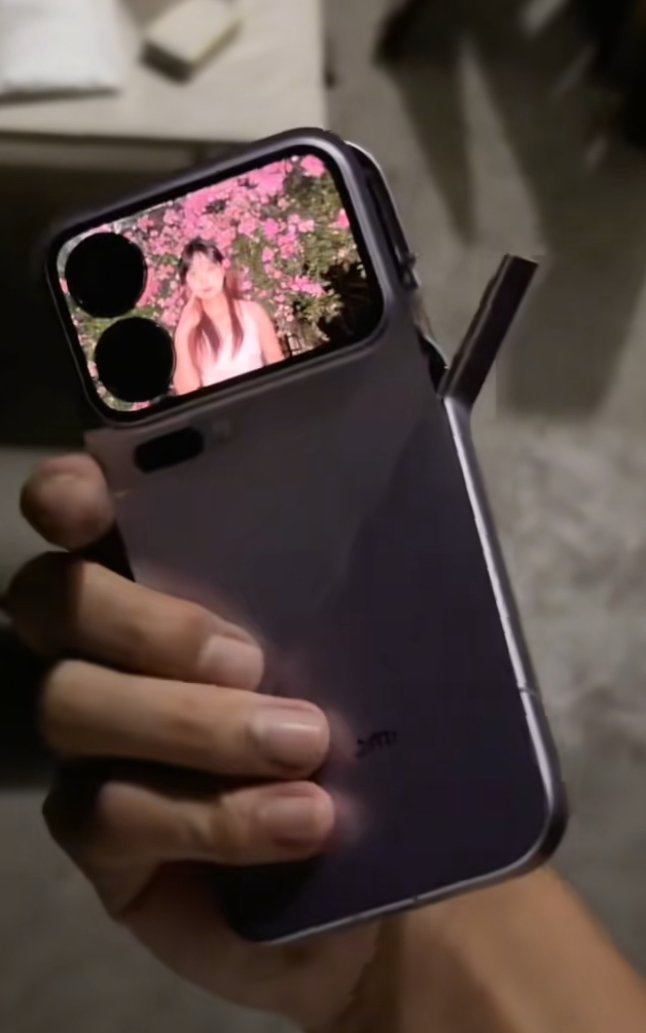 追尾农用柴油三轮车，腿撞到钢管上被手机挡下来了，小米手机，对该用户堪称救命之恩呀