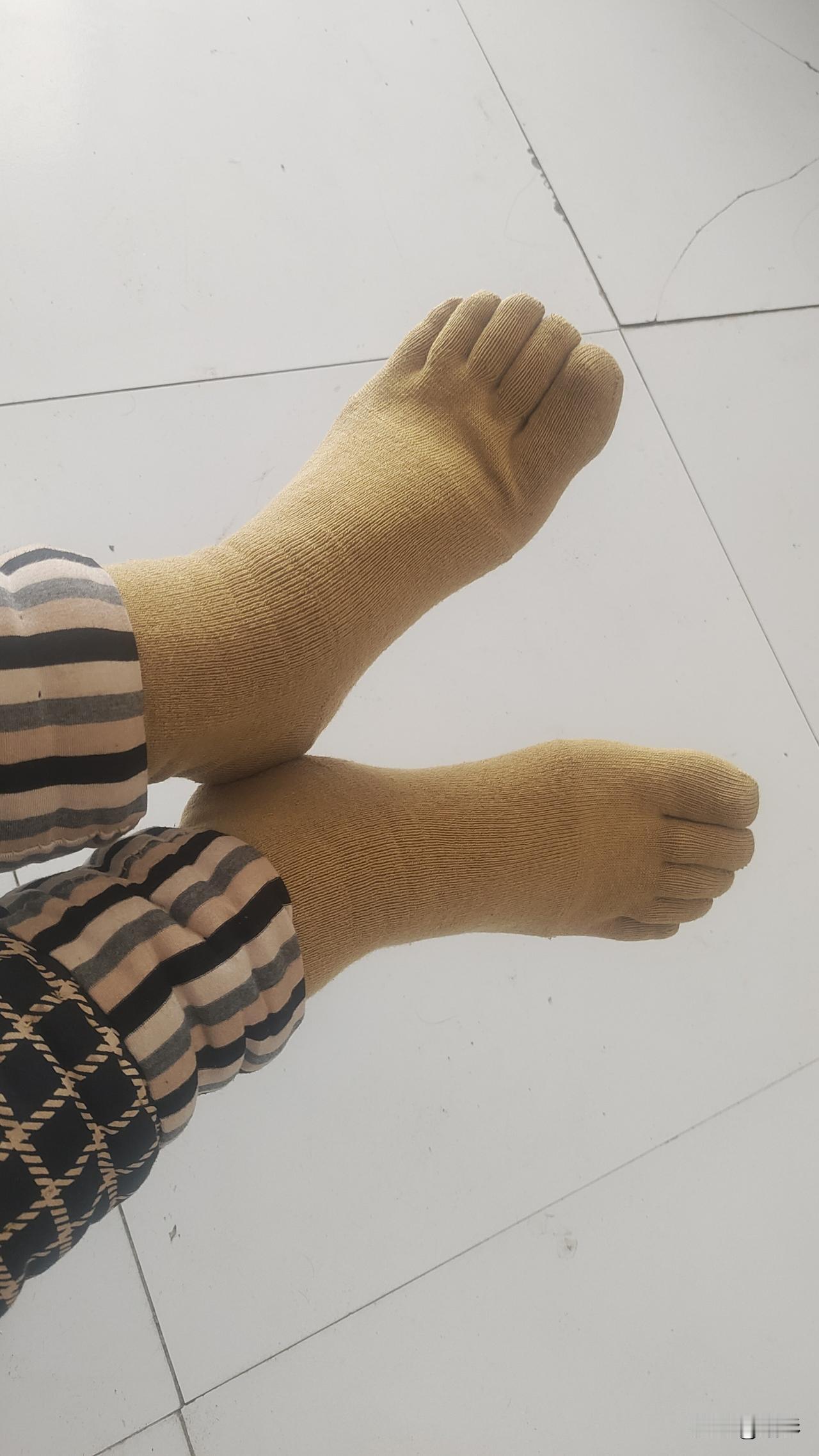 分享我这周有趣的事：
今天吃了中午饭，我回到了客厅看电视，这时，厦屋外的阳光照进