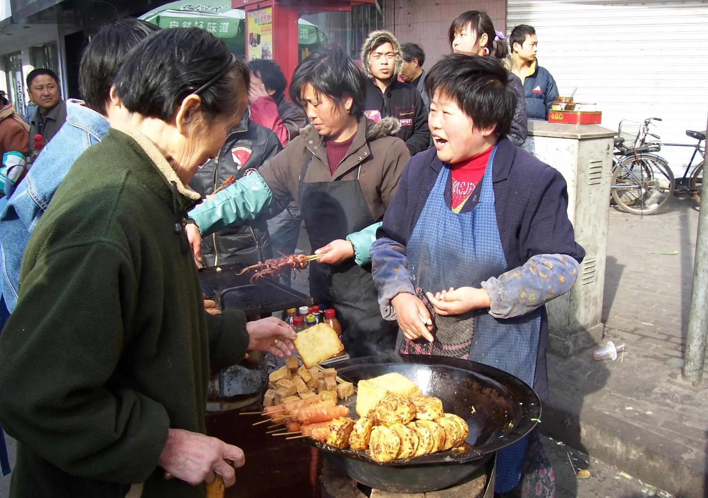 油墩子、粢饭糕、淀粉肠、臭豆腐、铁板鱿鱼上海街边美食的明星单品 ​​​