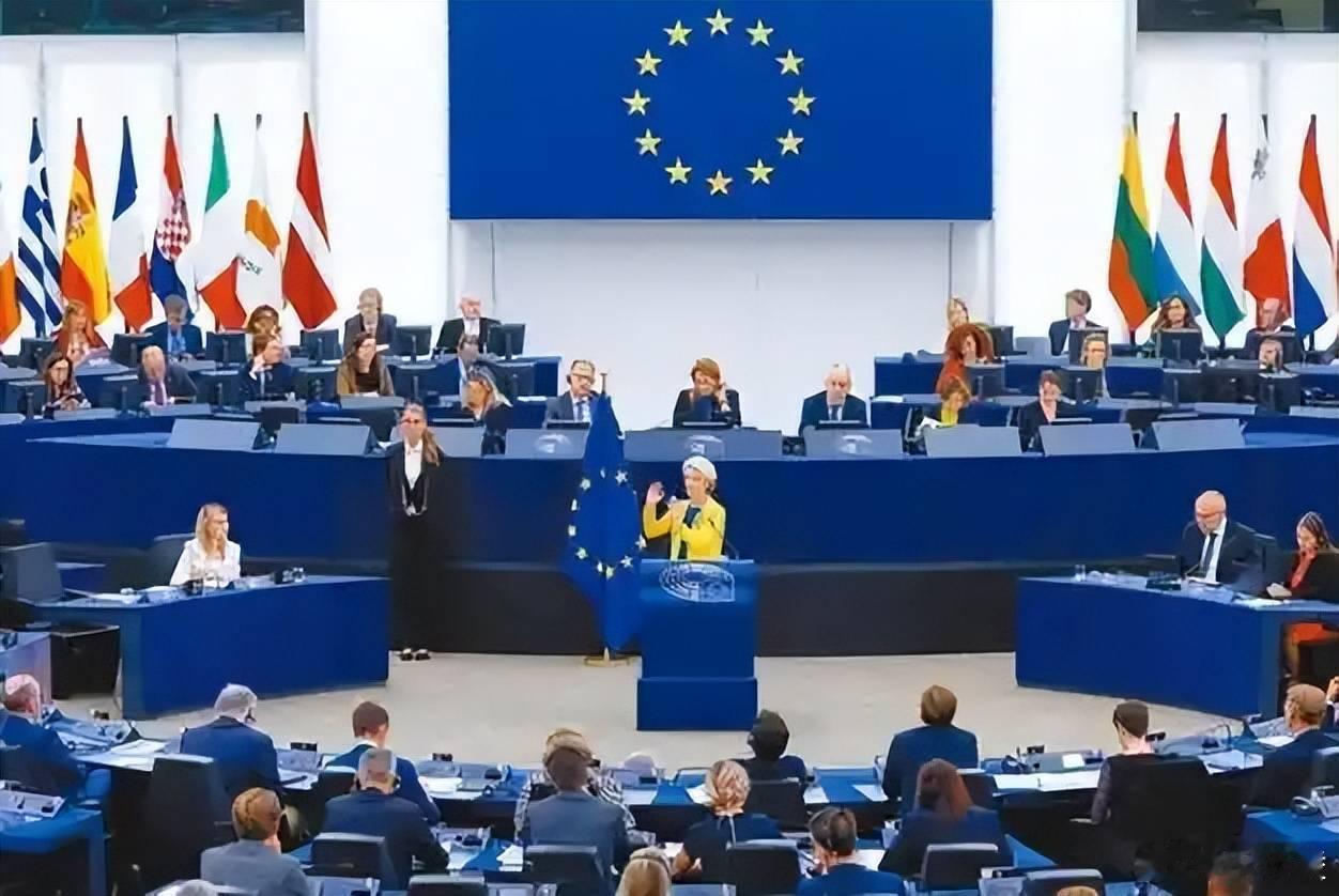 俄放话敢动我资产就让全球买单  西方冻结俄3000亿资产，还拿利息给乌买武器，这