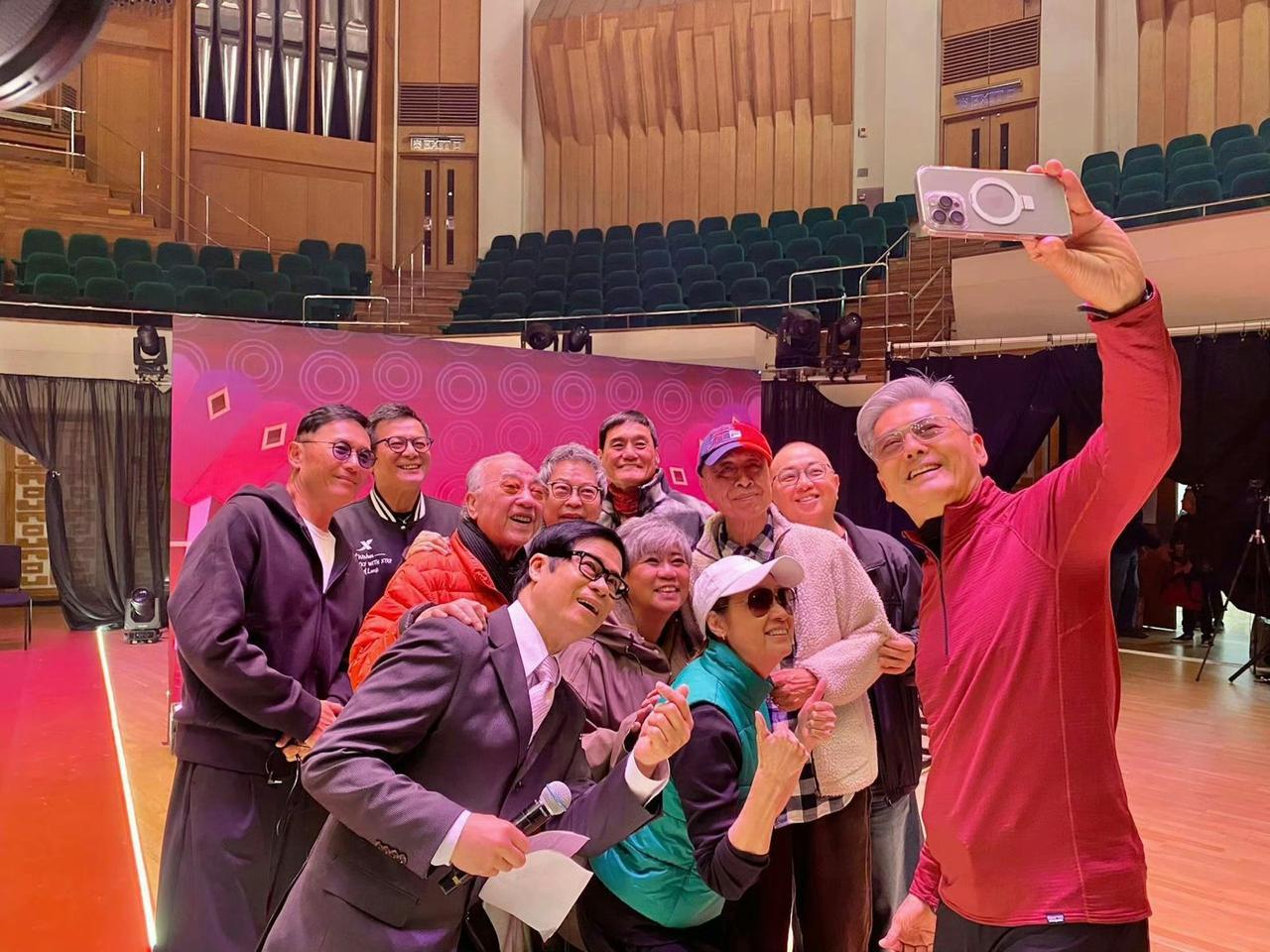 “自拍狂魔”发哥已上线，捧场老友演唱会

1月27日发哥现身HK尖沙咀文化中心，