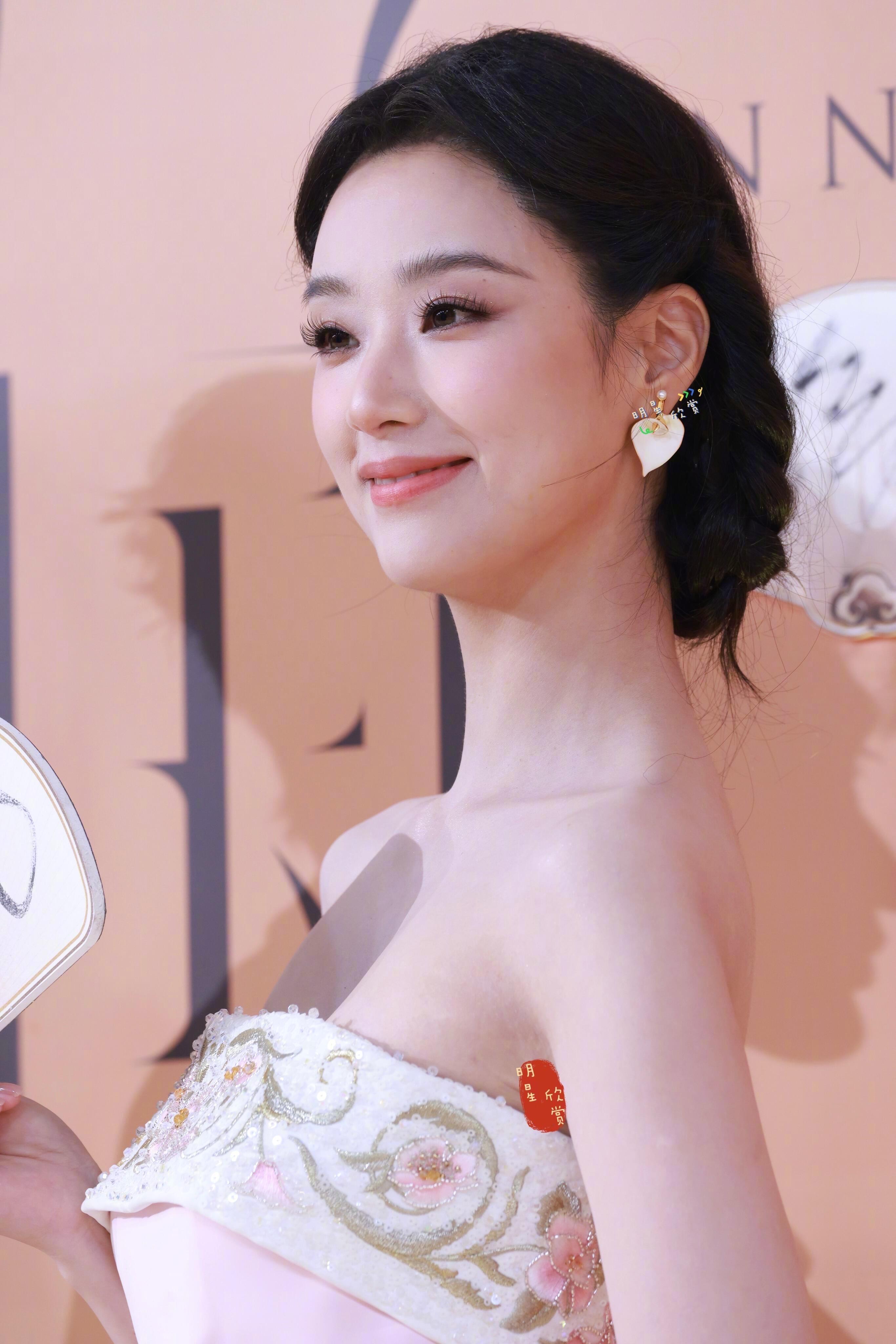 王小亿 好一朵美丽的玉兰花王小亿完全粉瓷本瓷 薄纱层叠像玉兰花瓣自然舒展，粉底色