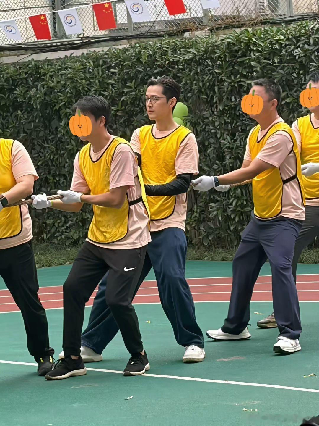 胡歌参加女儿小茉莉幼儿园拔河果冻，果真法拉利老了还是法拉利，看着年纪一点也不大！