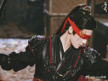 侯明昊 雀骨开播 守候许久的雀骨终于开播，侯明昊荧幕形象清爽亮眼，一举一动都自带
