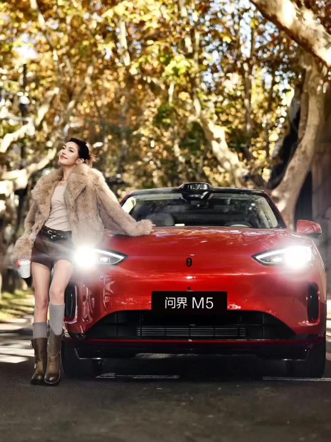 跃影红热烈又时尚，治愈冬日阴冷，便利和安全感相伴左右，每个路口都是浪漫，每个冬天