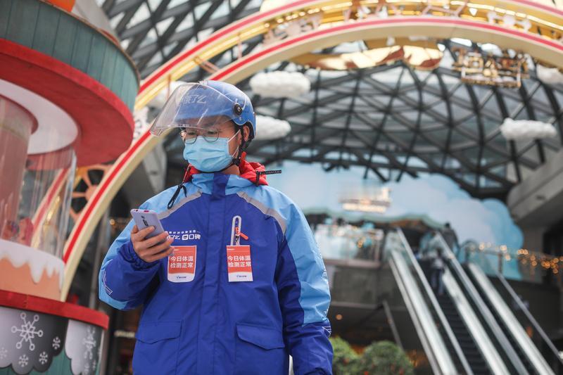 每天戴头盔超8小时，外卖员头顶脱发秃了，医生：属于“压力性脱发”的特殊类型，建议