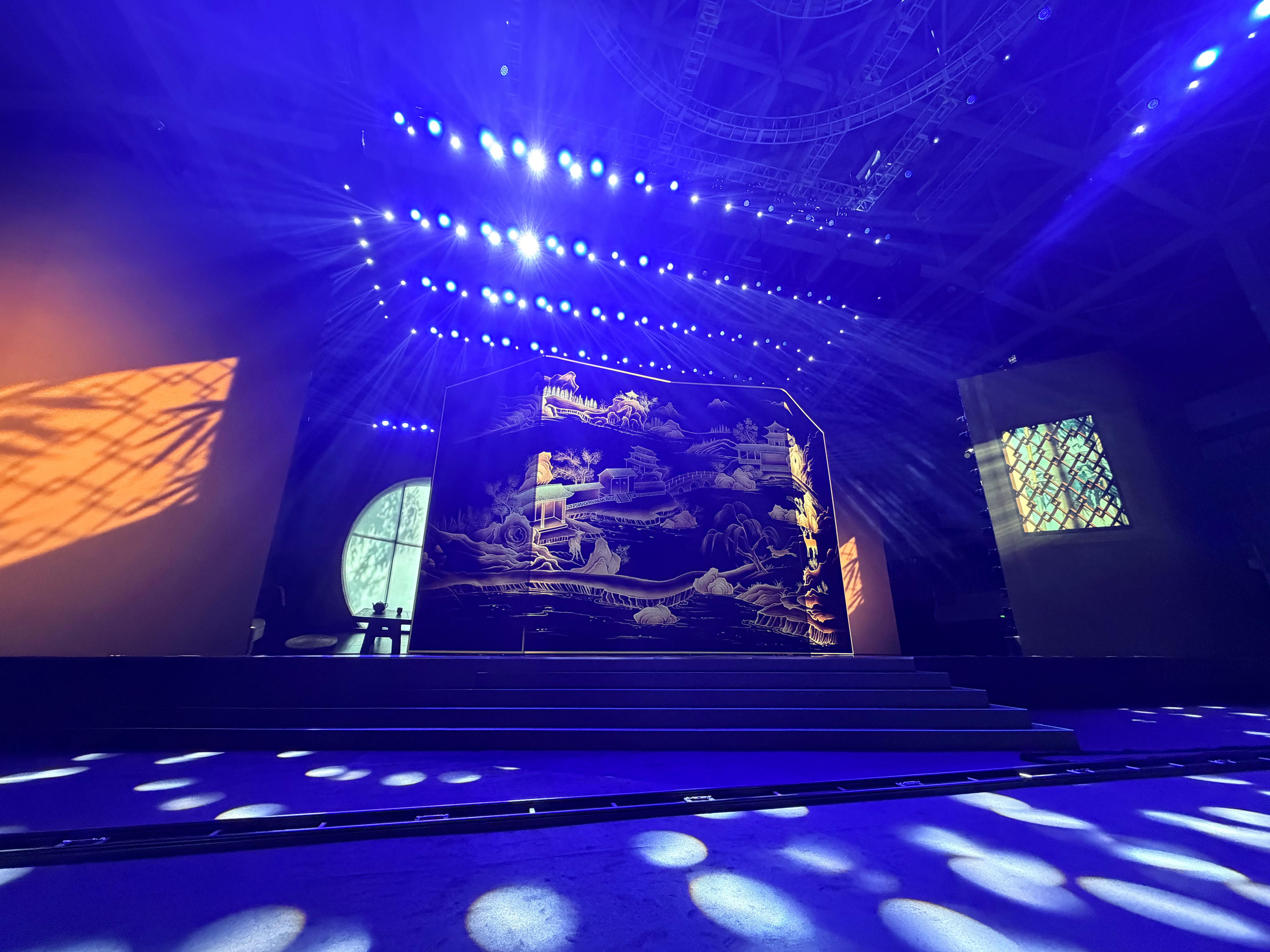来参加三星心系天下W26发布会进来得早坐到了第一排[嘻嘻][嘻嘻]  ​​​