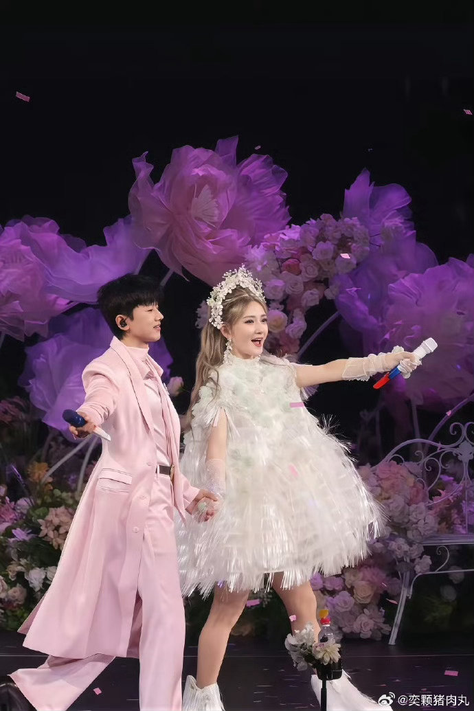谢娜张杰共用演唱会团队 张杰的团队是经过巡演考验的，配合默契度高。谢娜不用重新磨