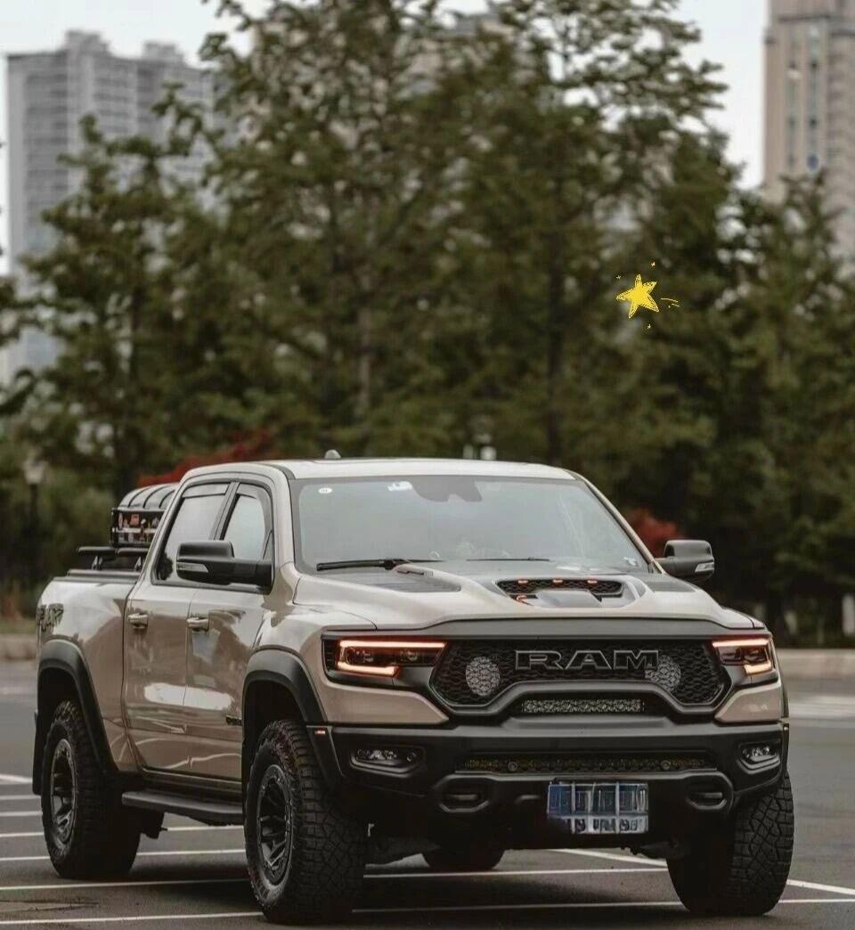 道奇霸王龙｜皮卡界的狂暴巨兽外观自带王者气场，宽体机甲造型、凌厉线条与巨大轮眉，