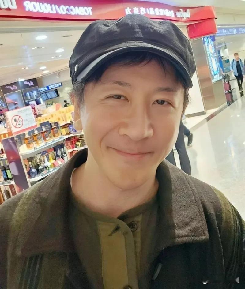 这还是那个上春晚的刘谦老师吗？近日，网友偶尔拍到逛街的刘谦，戴着简单的帽子，一套