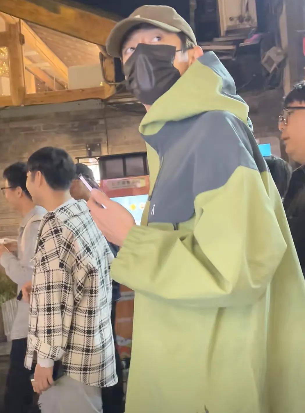 林更新在成都宽窄巷子直播，不到半小时就围满了人，这身高在人群中太亮眼了！他边走边