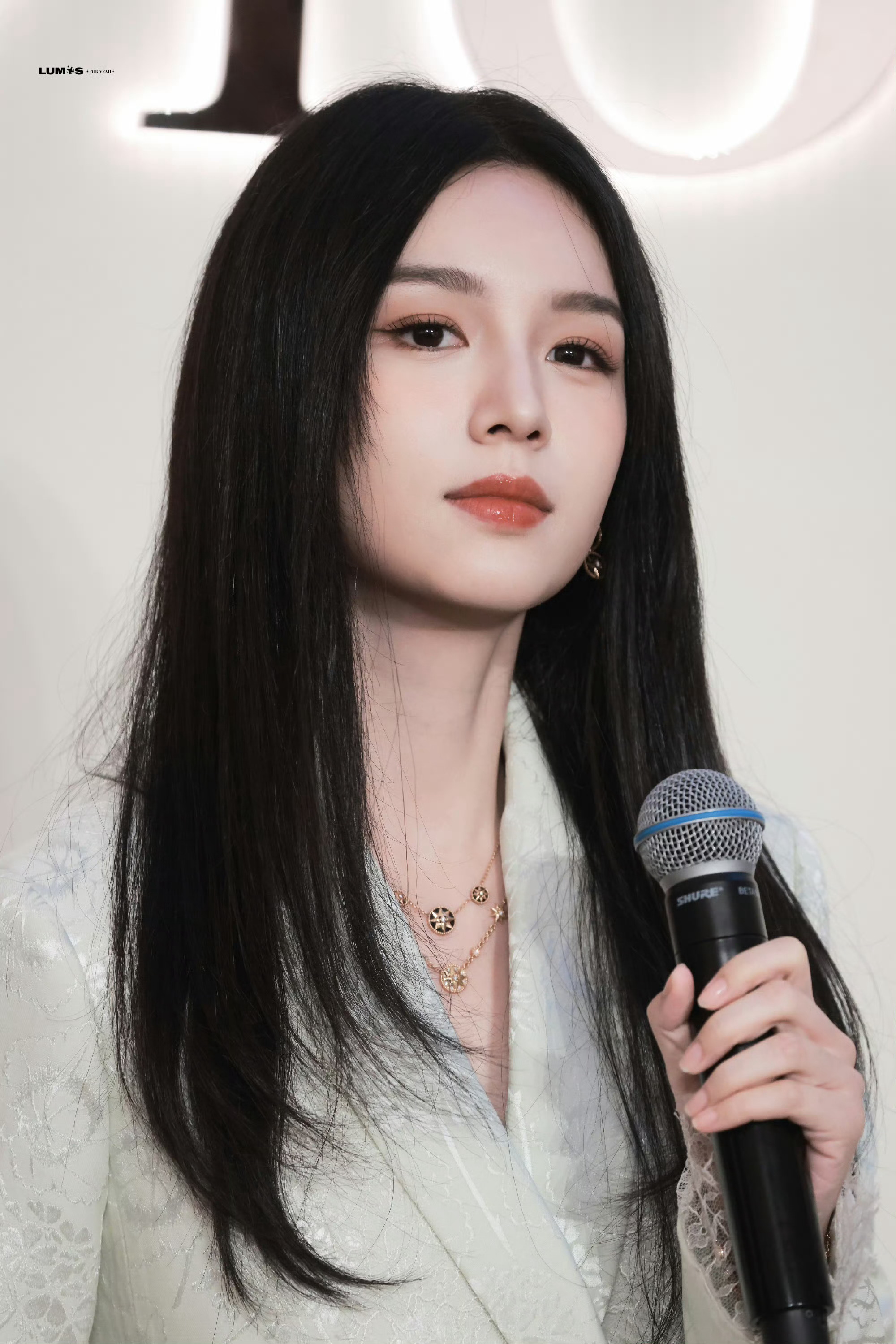 周也 冷都女周也真的好美艳啊[抓狂]浅西装搭黑长直简约大气，清冷又带着从容的大小