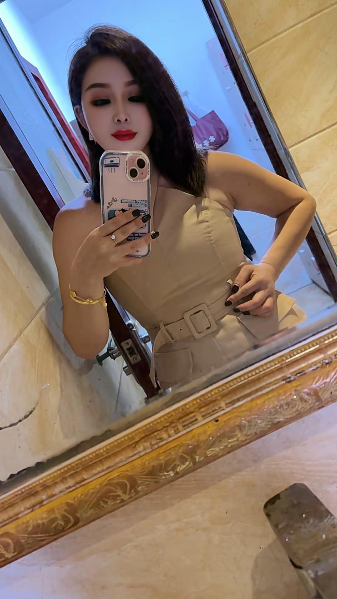 女人的自信穿搭 好像是真的胖了