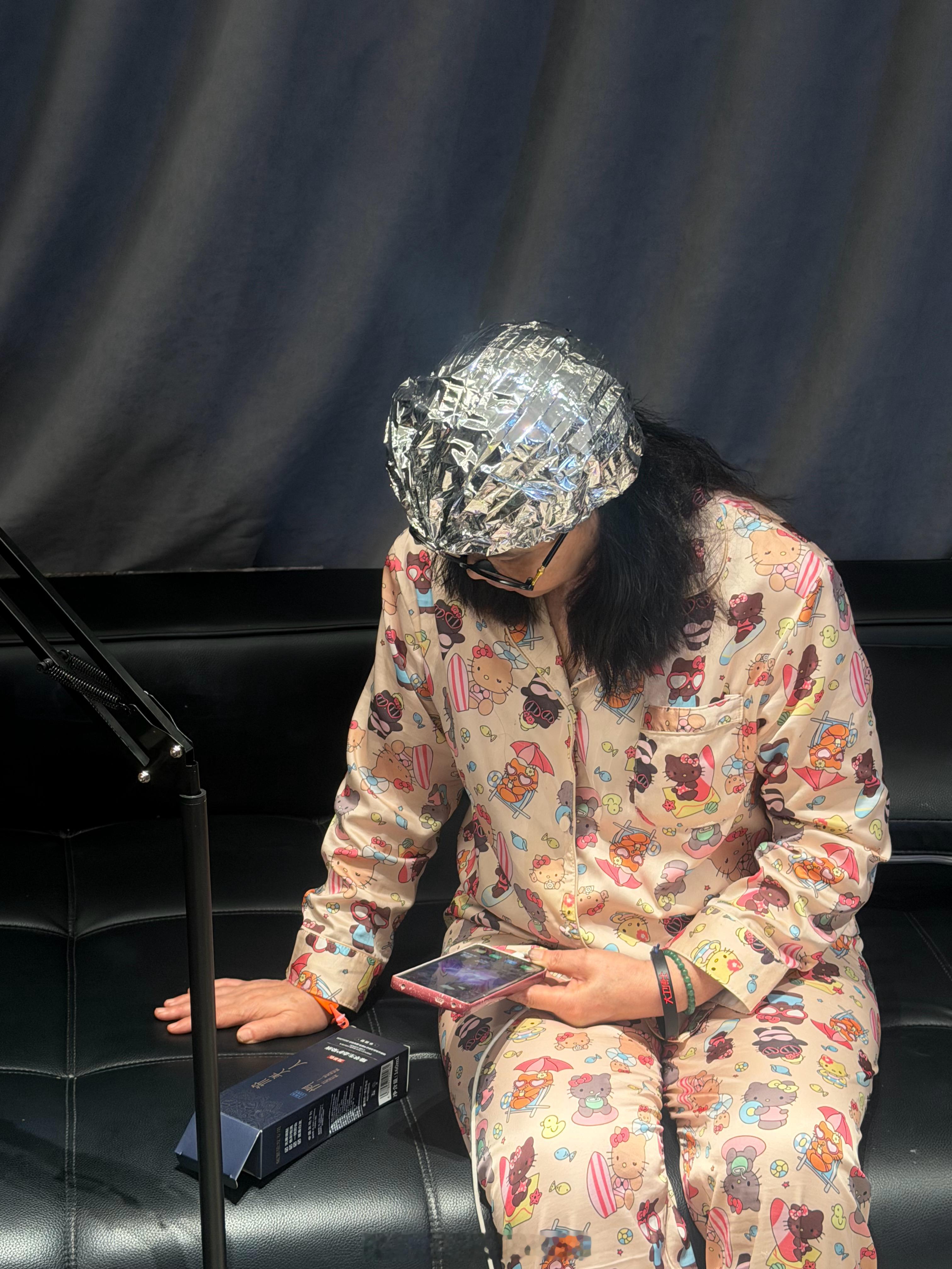 梅姐怎么这么可爱一天天的 一回家看到梅姐自己在折腾头发 我笑死了这个造型 