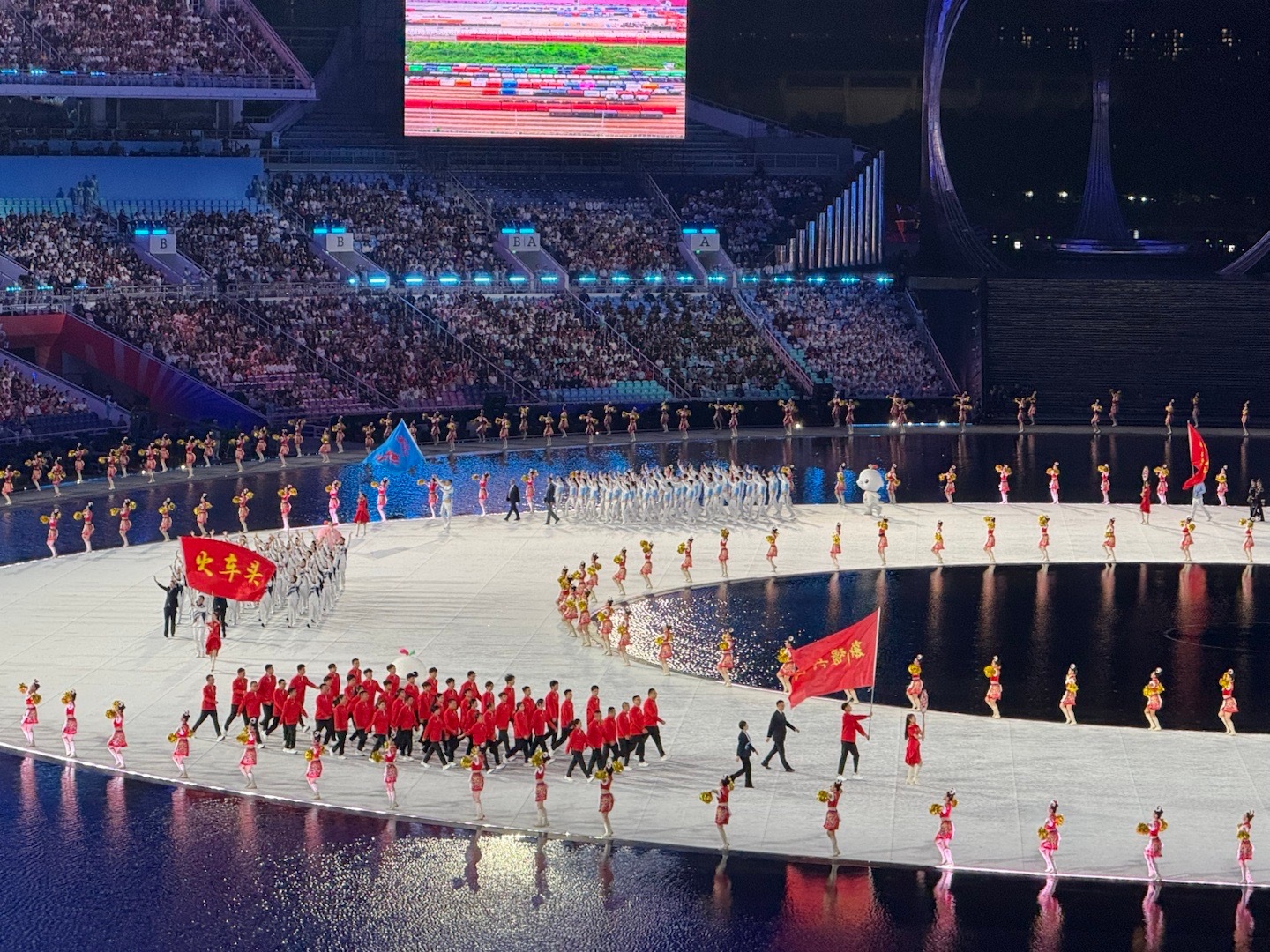 今天全运会开幕式上，除了各地代表团外，还有一些体协代表团，比如“火车头体协”代表