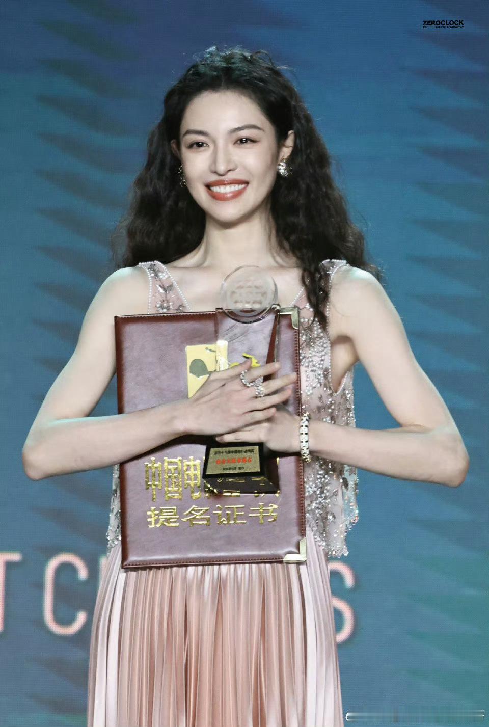 从现场动图能清楚看到，楚曦是主动走向宋佳，两人因合作《好东西》建立深厚感情。将心