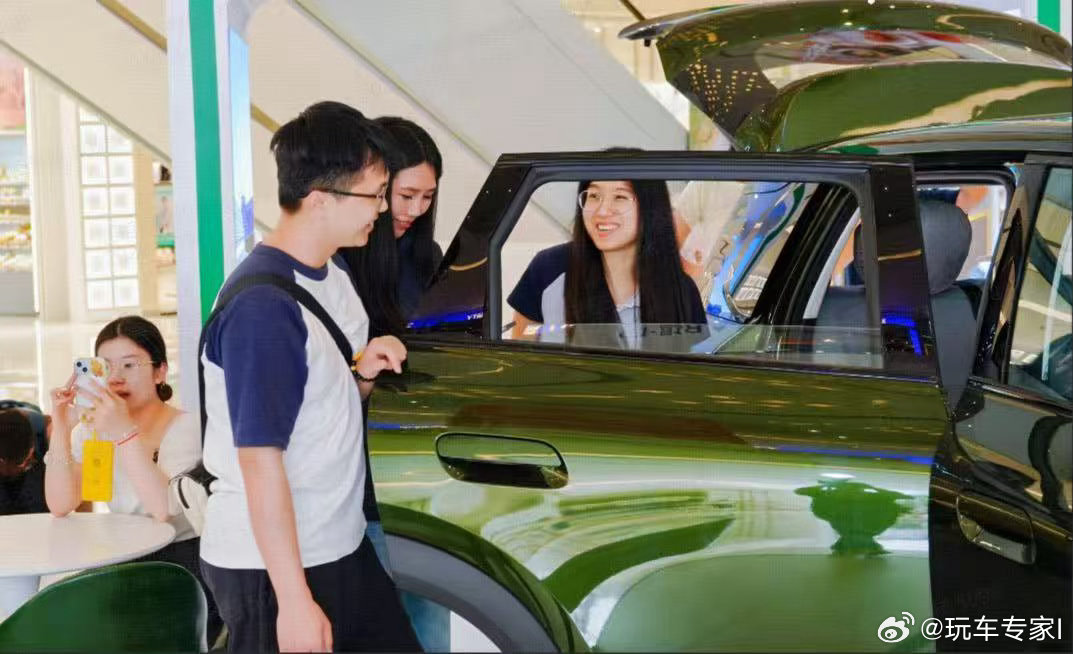 零跑A10全国60城巡展，来了！首发10城人气爆棚！好车自带流量，订单火爆挡不住