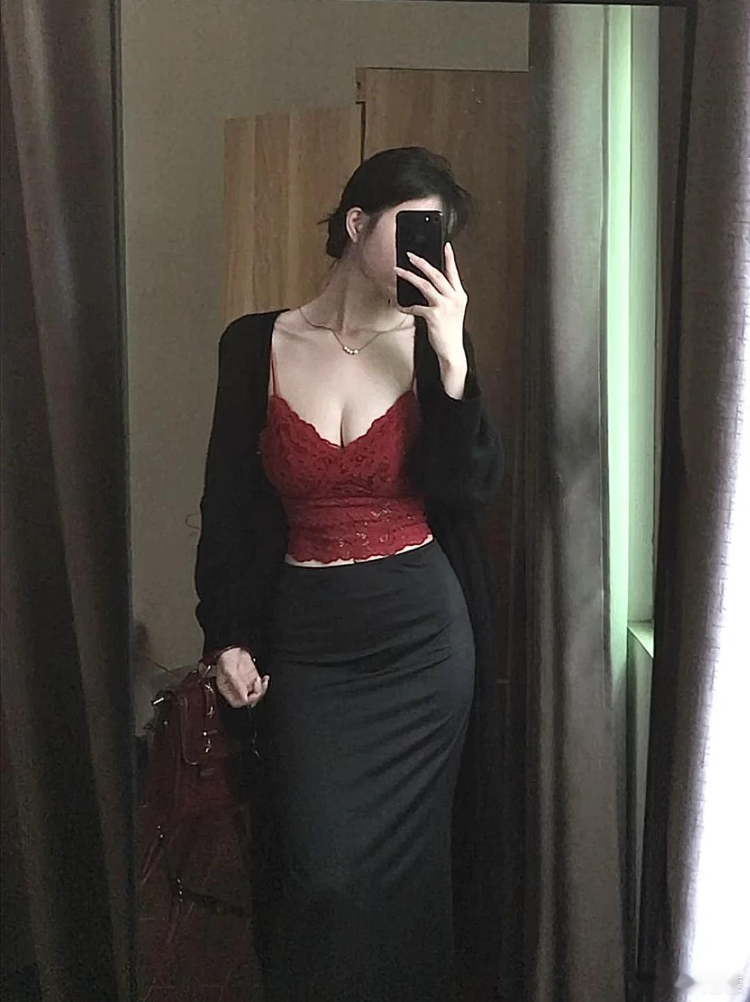 红黑色系搭配，尽显温柔美女气质。 