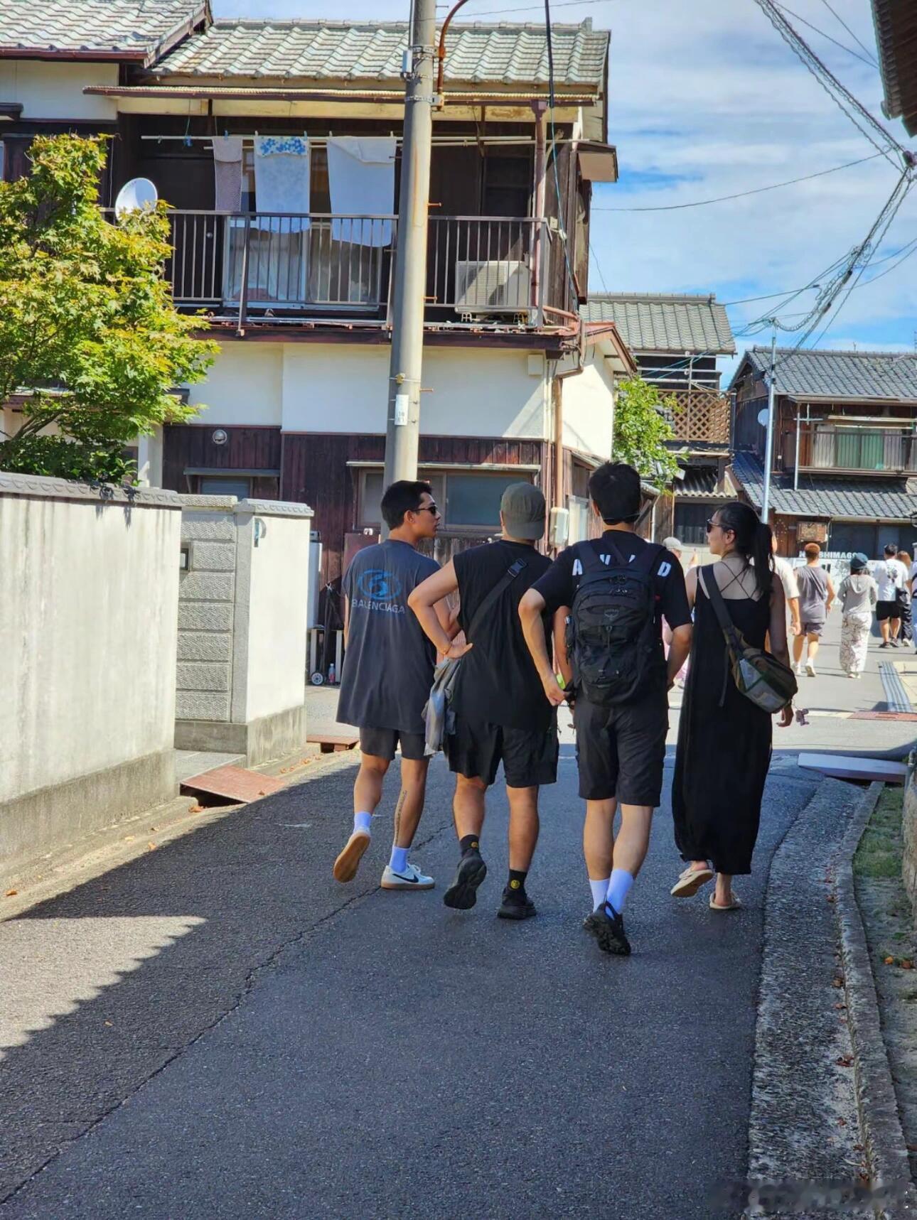 #李现与好友日本逛街##日本偶遇李现逛街# 李现与好友日本逛街，和林导、张宥浩一
