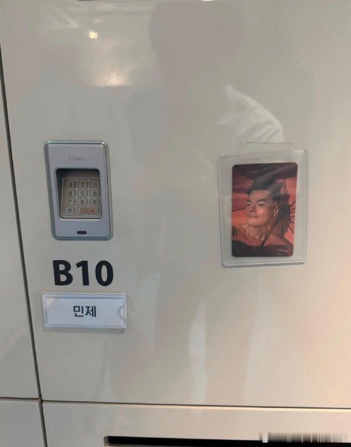 朴振英给旗下爱豆送了自己的小卡 朴振英给公司艺人储物柜贴小卡，想飞升的可以留下小