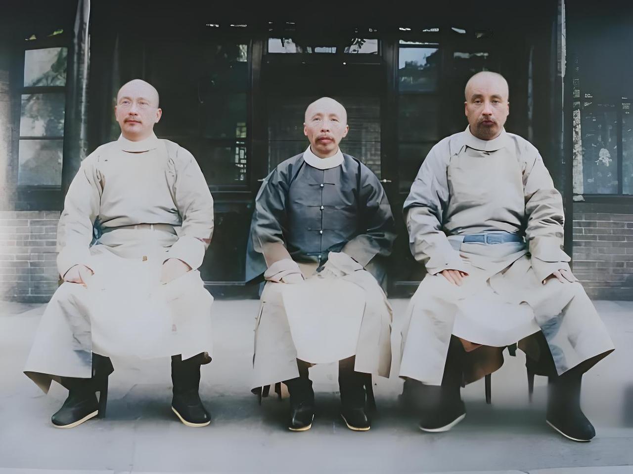 这张老照片定格唐绍仪（左 ）、段祺瑞（中 ）、徐世昌（右 ）。1895 年唐绍仪