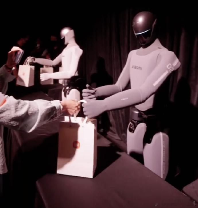 小米新款机器人据报道，在今天举行的小米投资者日上，新款小米机器人正式亮相。这款机