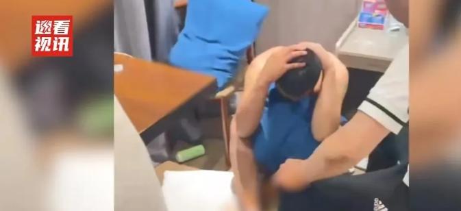 这就是出轨的下场！男女酒店偷欢，正赤身裸体时房门突被打开抓现行。男子光身坐地遭不