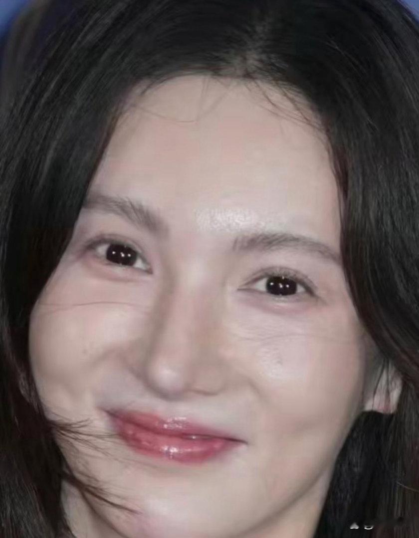 金晨素雅穿搭清冷脱俗，气质干净灵动，简约装束反倒衬出绝美姿色，淡雅模样格外撩人 