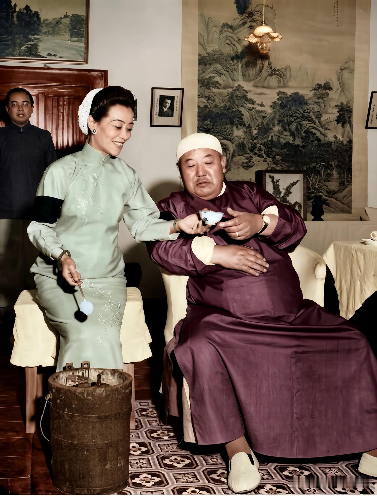 这是1948年马鸿逵与他的四姨太刘慕侠在宁夏银川马家府邸为母亲守孝期间留下的一张