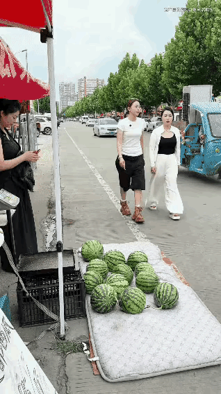 哎呦，这美女一不小心怀了个“大西瓜”[捂脸][呲牙]大肚子藏不住了 偷偷生了个宝