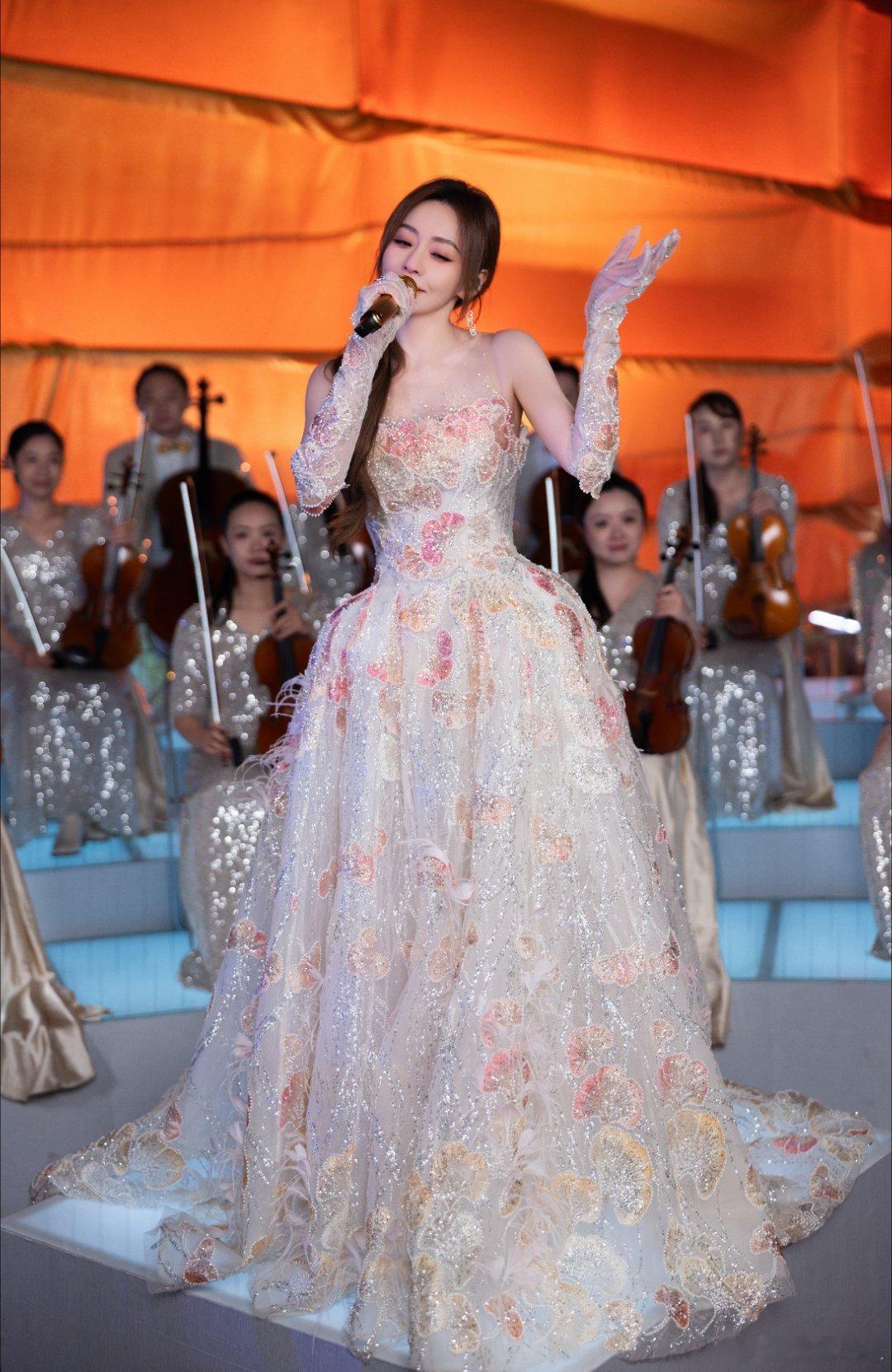 张靓颖行走的CD 春晚游船舞台直接封神！在长江首城的滔滔江声里开嗓，流动的舞台上