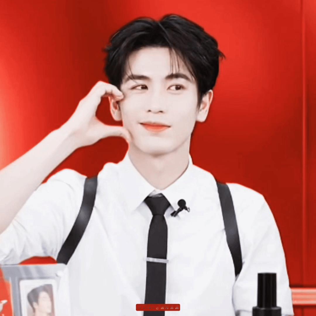 张凌赫张工上线 张凌赫真的是理科男的代表，数学182分的他原本梦想进入国家电网，