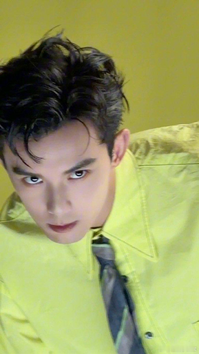 这个吴磊无法保持干燥 吴磊的肩背线条配上真空西装也太绝了，眼神又欲又野，每一帧都